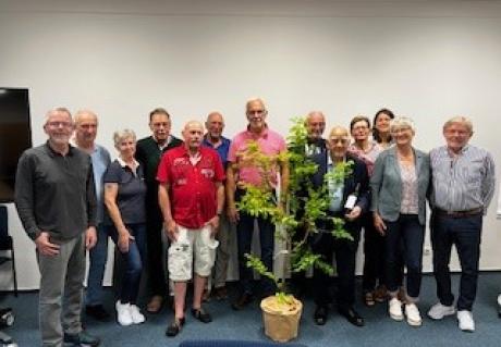 Hans A. Möller umrahmt von seinem Team